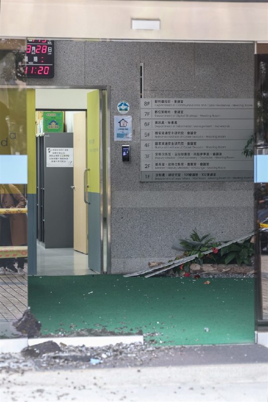 台湾，数位发展部大门28日遭人连开三枪，现年54岁的枪手张某被警方当场逮捕，并查扣1长枪、1短枪、5颗镇暴弹、短枪弹匣以及束带