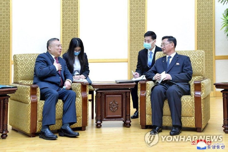 据朝中社23日报道，朝鲜国务委员会第一副委员长、最高人民会议常任委员会委员长崔龙海22日在平壤万寿台议事堂会见了即将离任回国的中国驻朝鲜特命全权大使李进军