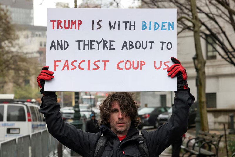 美国前总统特朗普“封口费”案庭审的陪审员已遴选完毕；一男子在法院外自焚