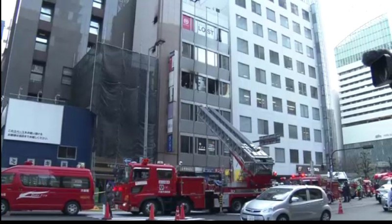 日本大阪北区闹市区的一栋大厦发生火灾，28人受伤，其中27人心肺停止