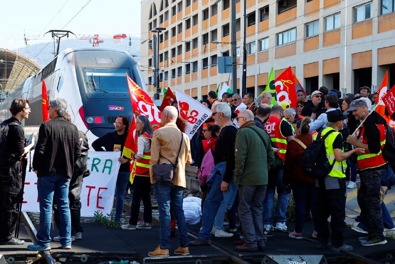 法国总统马克龙22日表示，希望养老金改革能在今年年底前实施