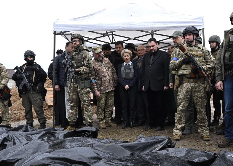 冯德莱恩等人由乌克兰总理什米加尔陪同访问布查