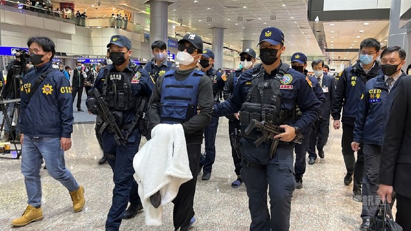台南学甲88枪枪击案幕后策划人之一的“红龟”洪政军及枪手孔祥志在中国大陆落网，25日下午押解回台，专案小组北上桃园机场接手