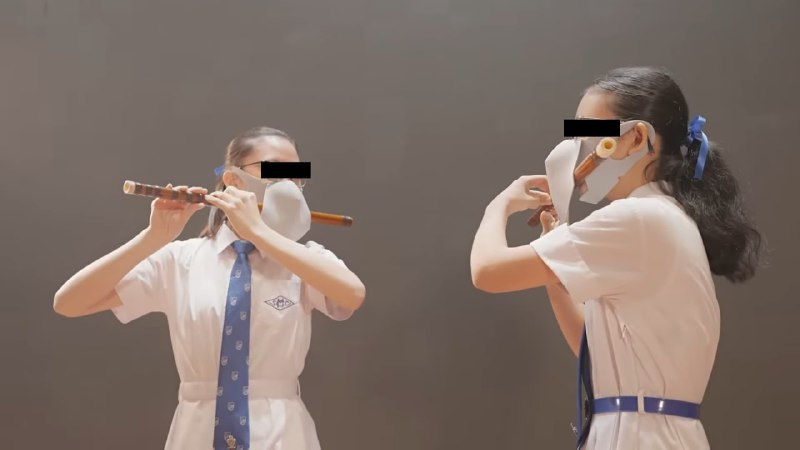 香港教育局牵头制作《少年中国说》音乐录像献礼国庆，片中吹笛的同学均佩戴口罩，引起群众嘲笑攻击