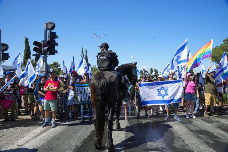 以色列议会24日通过了“合理性标准法案”，这成为司法改革中首个通过的法案