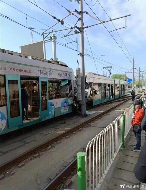 大连202路有轨电车5日早晨7时17分在连山街路口发生碰撞事故，受伤人员被送院救治，目前轻伤2人住院，3人轻微伤留院观察