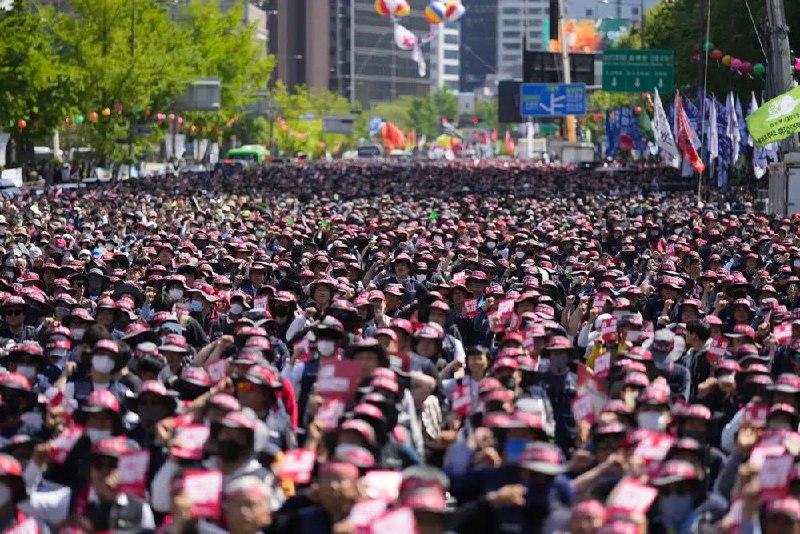 多国抗议者在五一国际劳动节当天举行集会