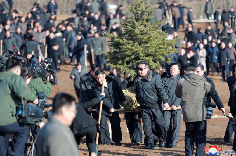 在朝鲜植树节到来之际，金正恩3月2日同朝鲜劳动党第二次基层党委书记大会参加者进行纪念植树活动