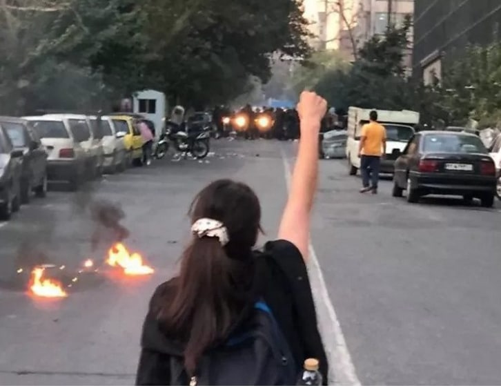 根据“伊朗人权”（IHR）机构的报告，截至9月26日，在14个省份已有76名抗议者死亡