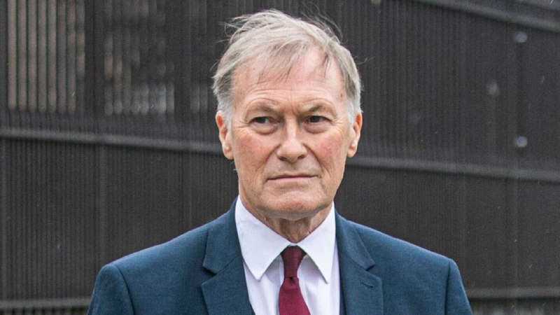 英国保守党议员戴维·阿梅斯在其选区埃塞克斯会见选民时被刺中多次