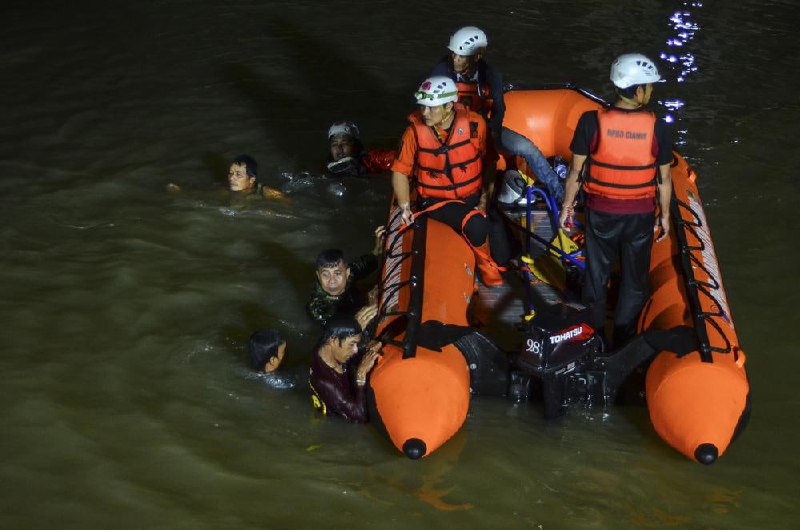 印度尼西亚西爪哇省15日发生学生溺水事件，造成11人死亡，另有10人获救