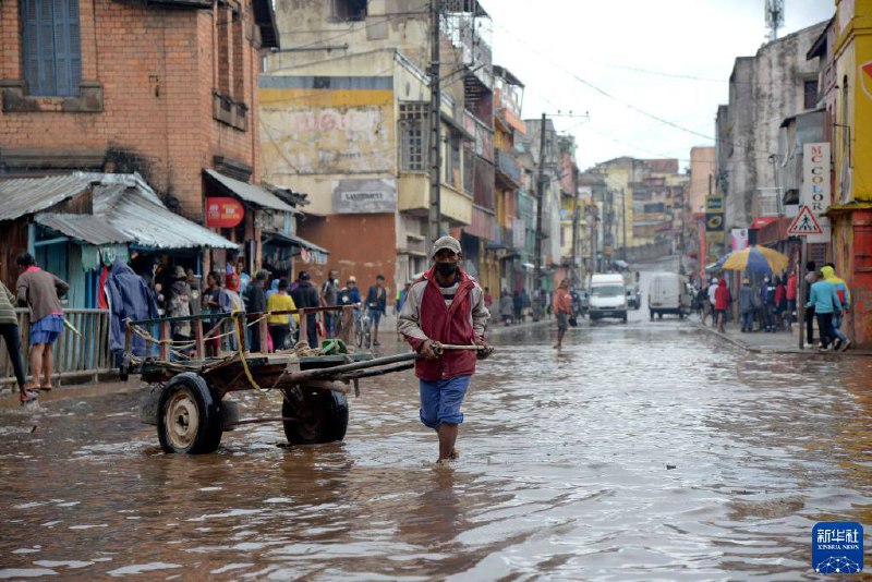 马达加斯加内政部7日说，强热带气旋“巴齐雷”日前袭击马达加斯加，造成至少20人死亡，近7万人被迫转移