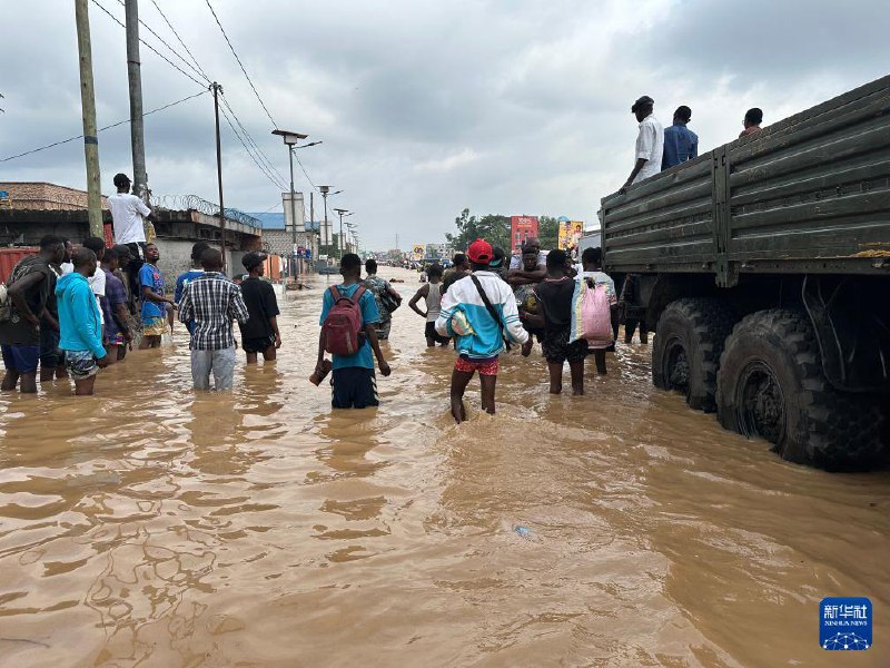 刚果民主共和国首都金沙萨因连日强降雨发生洪灾，已造成至少33人死亡、数十人受伤