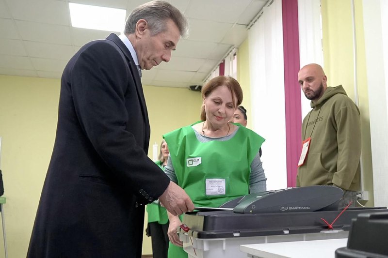 格鲁吉亚26日举行议会选举，执政党格鲁吉亚梦想党领先，反对党认为存在舞弊