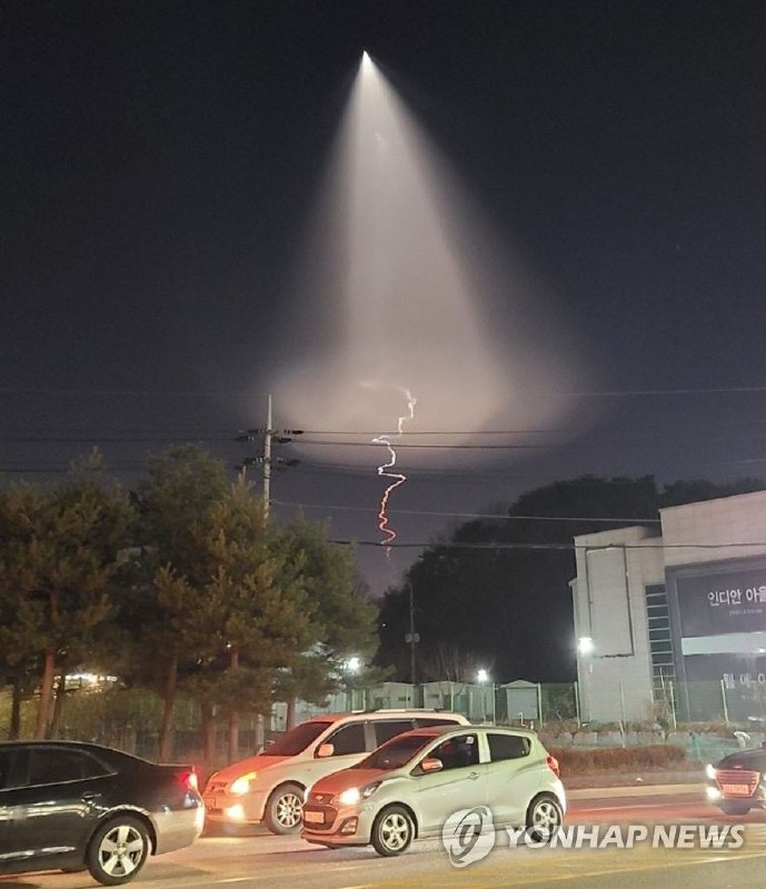 韩国国防部30日表示，韩国自研固体燃料运载火箭试射取得成功