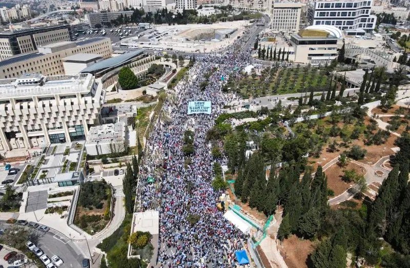 在经历大规模抗议后，内塔尼亚胡27日晚宣布暂时冻结司法改革的立法工作，并愿意就司法改革开展真正的对话