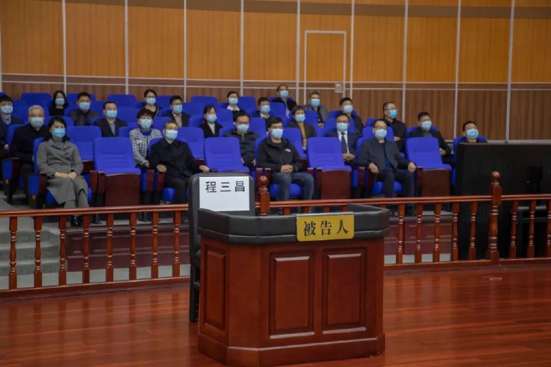 郑州中院9日公开开庭缺席审理了“百名红通”人员漯河市委原书记、豫港（集团）有限公司原董事长程三昌贪污案
