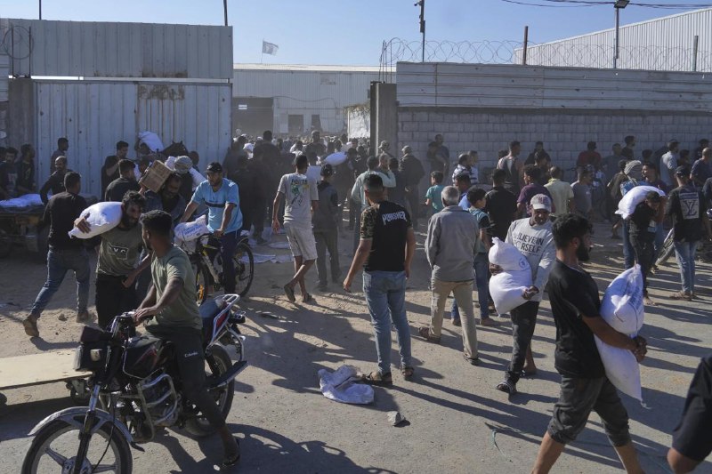 加沙数百名巴勒斯坦人5月28日闯入联合国世界粮食计划署仓库中哄抢食物，4人在混乱中死亡