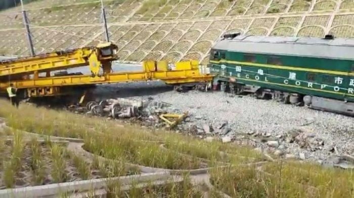 雅万高铁一铺轨车12月18日傍晚在印尼西万隆县Cempaka Mekar村（DK102+309）脱轨，造成2名中方人员死亡，另有2人重伤、2人轻伤