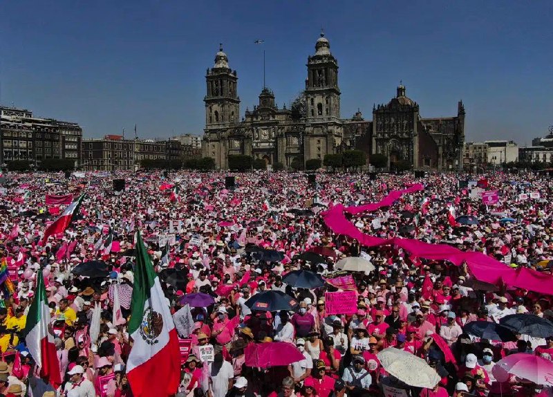 墨西哥数十万人26日抗议总统洛佩斯·奥夫拉多尔对选举机构的改革