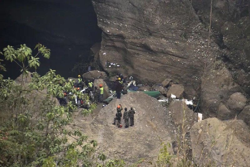尼泊尔搜救人员16日在博克拉地区坠机现场找到坠毁客机的黑匣子，可能有助于确定坠毁原因