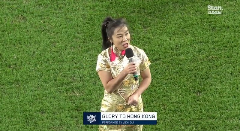 本月6日的橄榄球世界杯终极外围赛香港对葡萄牙赛事转播中，在播放中国国歌时，电视画面字幕将中国国歌歌名错标为“GLORY TO HONG KONG NATIONAL ANTHEM OF HONG KONG”（香港国歌《愿荣光归香港》）