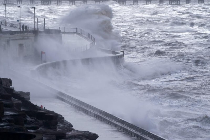 大西洋风暴“尤妮斯”18日侵袭英国、荷兰、比利时等欧洲多国，已造成至少9人死亡，航班取消、列车停运和渡轮停航，成千上万人遭遇断电