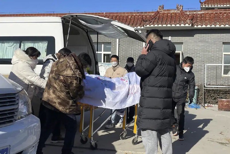 中国多地的医疗系统和殡仪馆匆忙应对激增的感染和死亡人数