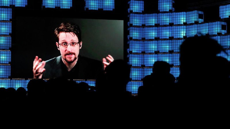 俄罗斯总统普京周一给予美国国家安全局前承包商雇员爱德华·斯诺登俄罗斯公民身份