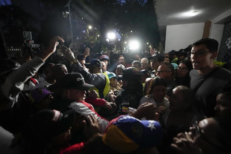 委内瑞拉现任总统马杜罗和反对派候选人冈萨雷斯均宣称胜选，多国因质疑官方计票结果而暂未承认