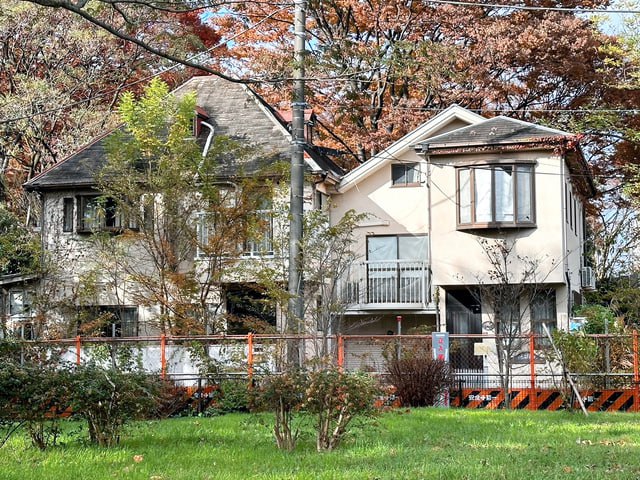 日本警视厅透露，今年10月，约有10名少年闯入世田谷一家杀害事件案发现场的住宅用地