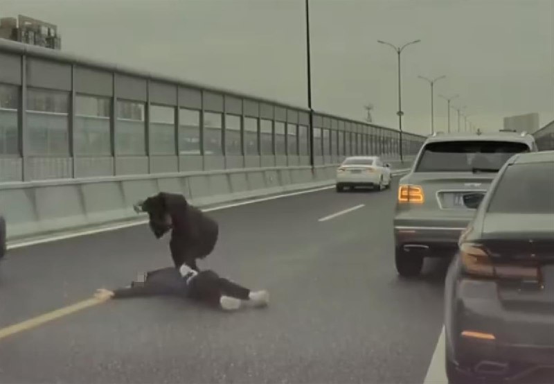 一段“宾利司机行凶伤人”视频近日在网络流传，网传此事发生于浙江杭州某高架桥上