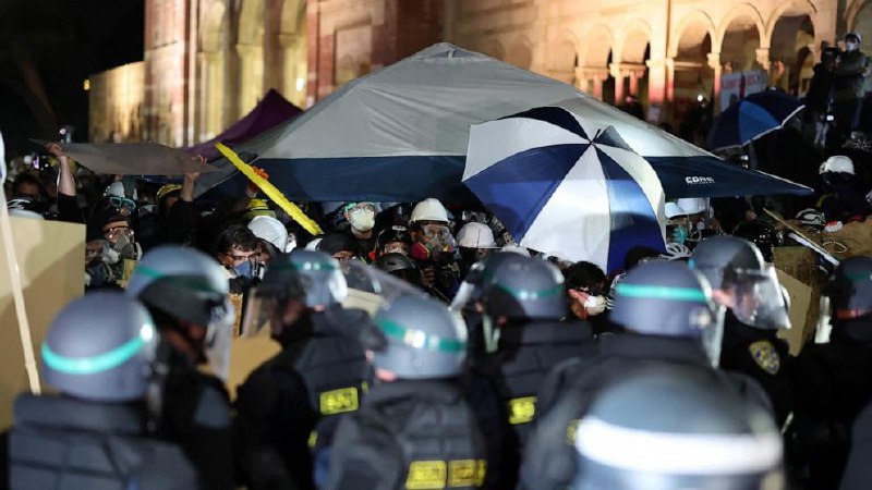 数百名防暴警察2日早些时候进入加州大学洛杉矶分校的亲巴勒斯坦抗议现场，逮捕抗议者并拆除抗议营