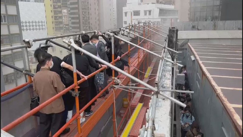 香港，铜锣湾世贸中心发生三级火警，有大批市民被困，消防称超过350人被困天台