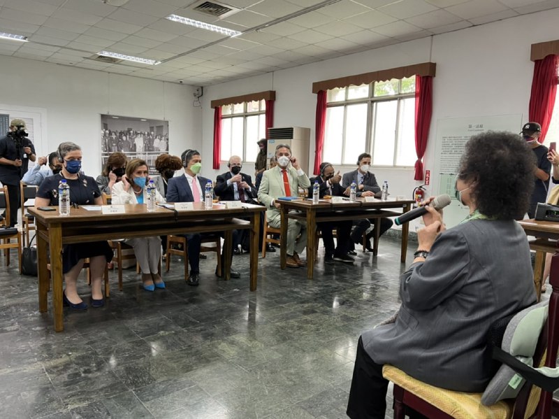 佩洛西一行3日在台北宾馆出席午宴后，下午前往白色恐怖景美纪念园区参观，并会见陈菊、吾尔开希、林荣基、李明哲夫妇等；17时许启程往松山机场乘机离台，专机已于18时许起飞