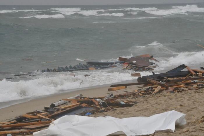 意大利克罗托内Steccato di Cutro附近发生一起移民船只沉船事故，至少33人死亡