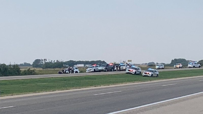 加拿大萨斯喀彻温省持刀刺人事件的另一名嫌疑人迈尔斯·桑德森周三下午三点半左右在该省的罗瑟恩镇被警方找到并逮捕