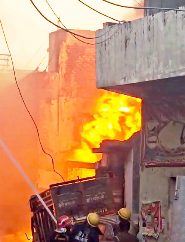 印度首都新德里波尔格尔地区一家涂料厂15日晚发生火灾，目前已造成11人丧生、4人受伤