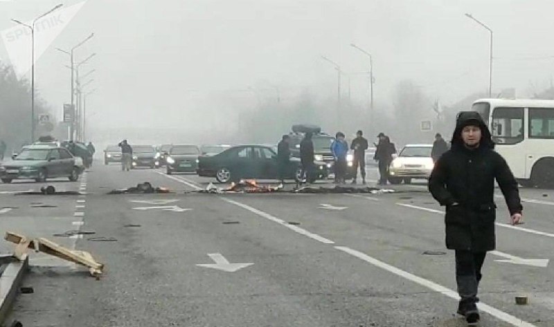 （视频：阿拉木图暴乱场景，哈萨克斯坦官方电视台摄，卫星通讯社发；图1-4：卫星通讯社摄；图5-8：阿拉木图广场上的士兵，路透社摄）（视频：阿拉木图暴乱场景，哈萨克斯坦官方电视台摄，卫星通讯社发；图1-4：卫星通讯社摄；图5-8：阿拉木图广场上的士兵，路透社摄）