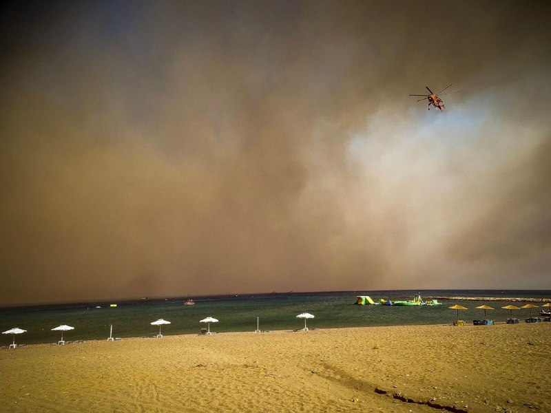连日来，希腊东南部的旅游胜地罗德岛发生多起野火，约1.9万人被转移到安全地带