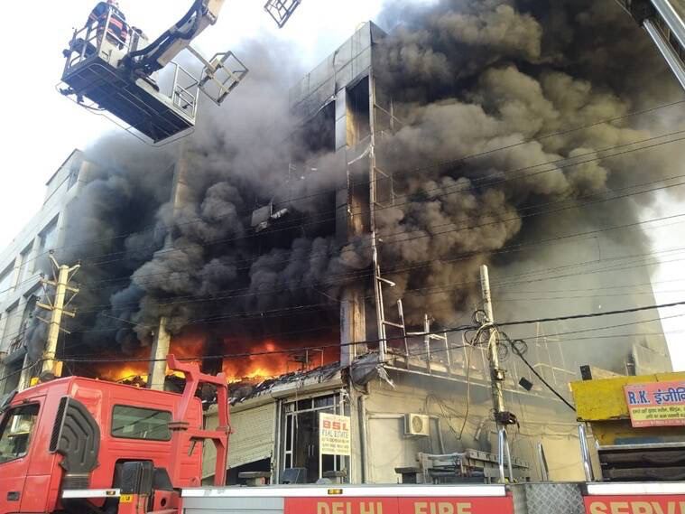 印度首都新德里一座四层商业建筑周五发生严重火灾，造成至少27人死亡、12人受伤