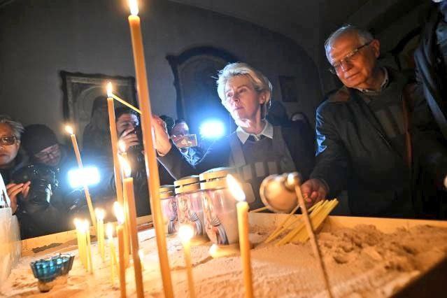 冯德莱恩等人由乌克兰总理什米加尔陪同访问布查