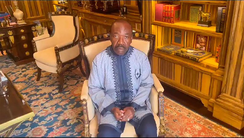 加蓬政变军人成立的“机构过渡和恢复委员会”30日称，加总统邦戈在其家人和医生的陪伴下被软禁