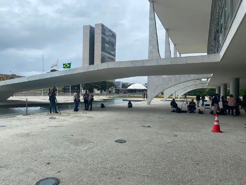 巴西总统、国会、最高法院9日发表联合声明，谴责日前发生的前总统博索纳罗支持者强闯国家权力机构事件，表示国家权力机构将团结一致，依照法律采取相关措施