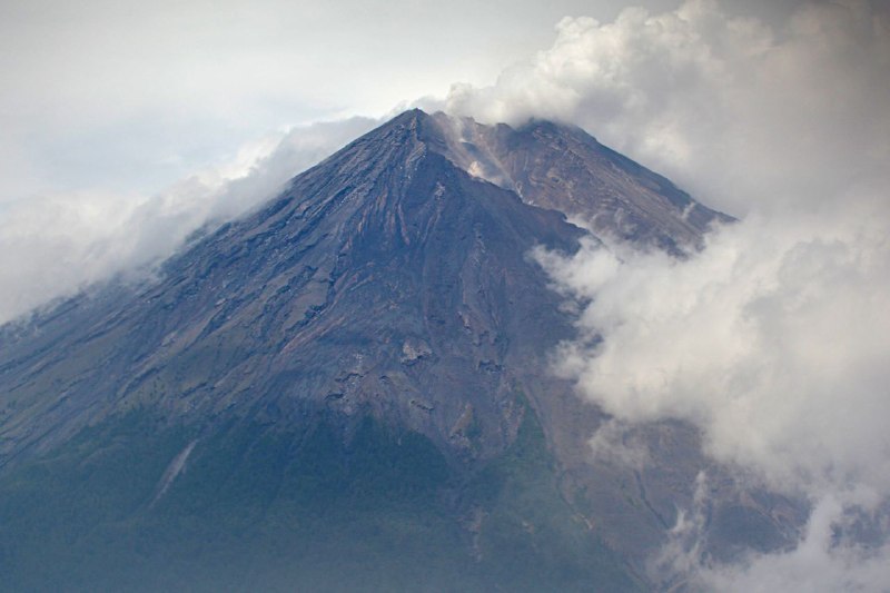 印尼塞梅鲁火山周一再次喷发