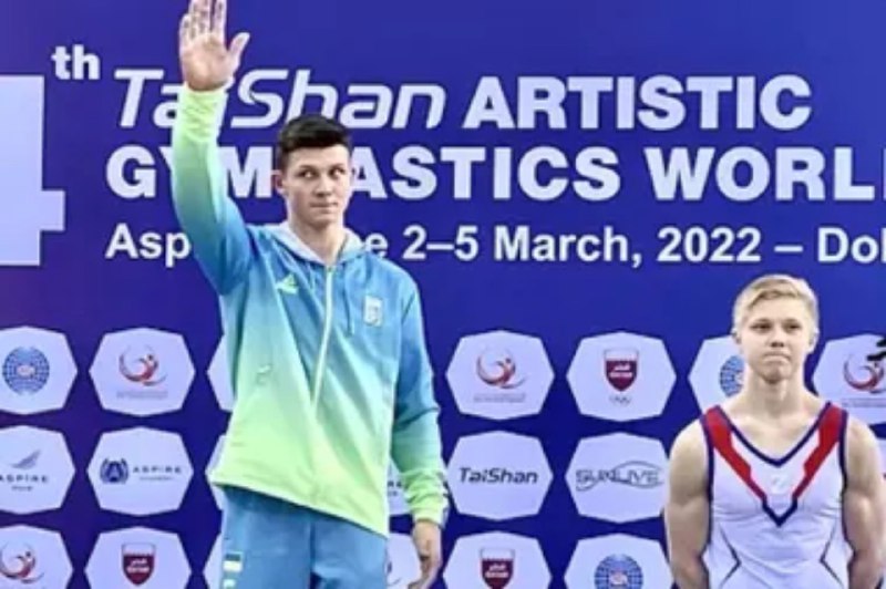 俄罗斯体操运动员伊万·库利亚克（Ivan Kuliak）在多哈世界杯比赛时穿着印有字母Z的体操服