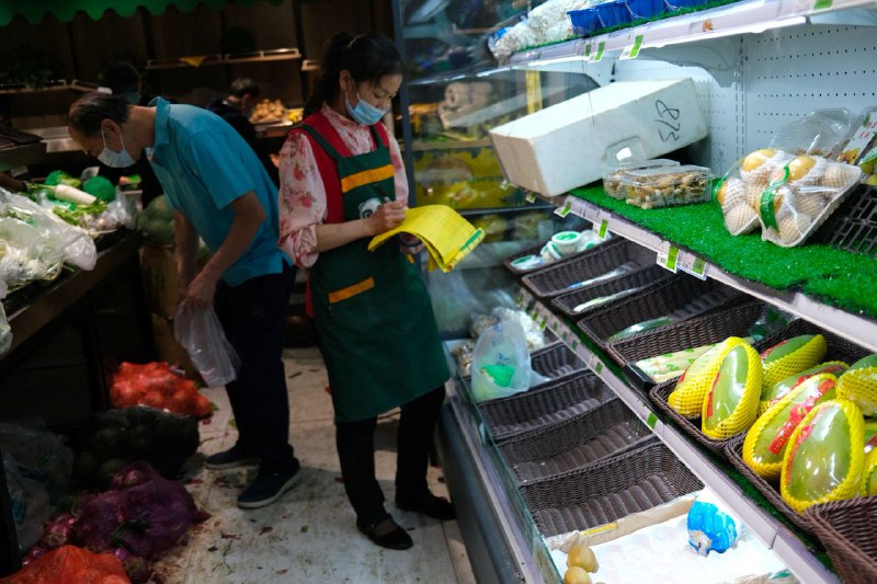随着北京市开始对居民进行大规模核酸检测，北京居民开始囤积食品及其他生活用品