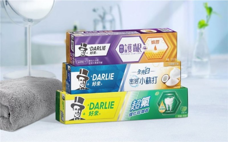 台湾，好来化工今天宣布启动“品牌焕新计划”，旗下的口腔护理品牌DARLIE将使用公司创始中文名字“好来”，取代“黑人”名称，新标识“DARLIE好来”的全线口腔护理产品将自明年3月起陆续推出