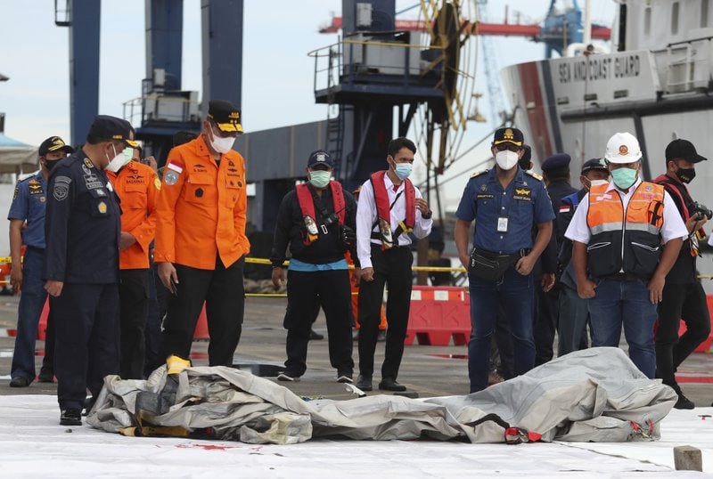昨日坠毁的波音737型客机部分残骸、乘客遗体等已被印尼搜救人员从爪哇海上找到