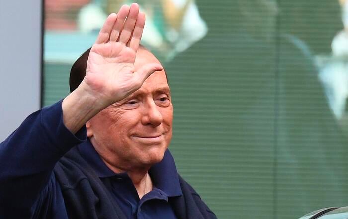 意大利前总理贝卢斯科尼5日早些时候因呼吸困难在米兰圣拉斐尔医院接受重症监护，目前情况稳定但仍需保持警惕